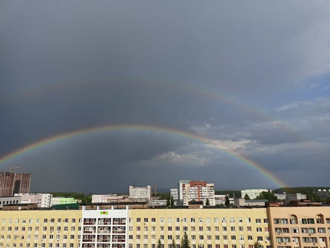 Осадки в стерлитамаке сегодня. Двойная Радуга. Радуга в городе. Радуга Уфа. Радужный дождь.