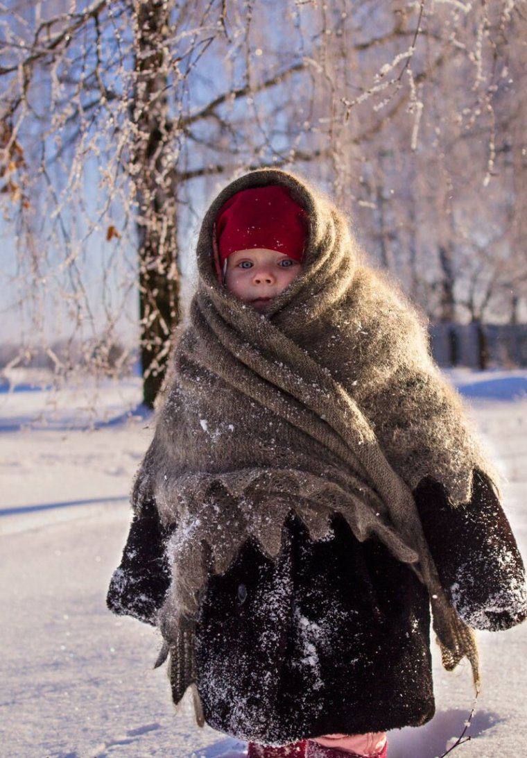 Укутанный ребенок зимой