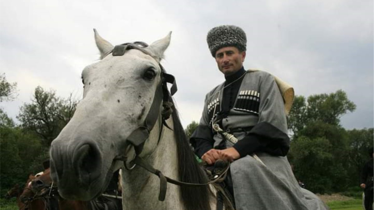 Богатыри у народов северного кавказа. Ибрагим Яганов. Яганов Черкес. Черкес Ибрагим. Лошадь Кабардинской Яганов.