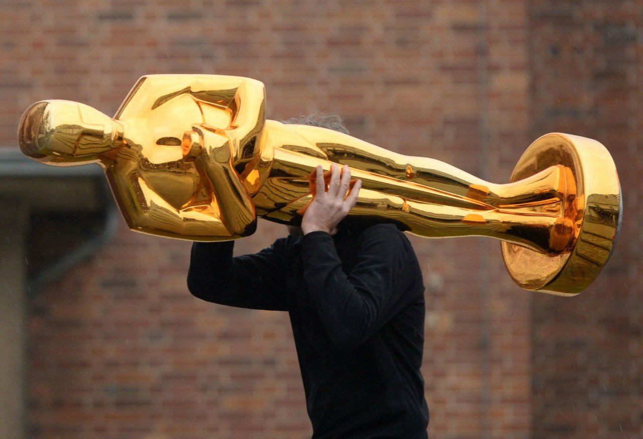 Огромный Оскар на плече