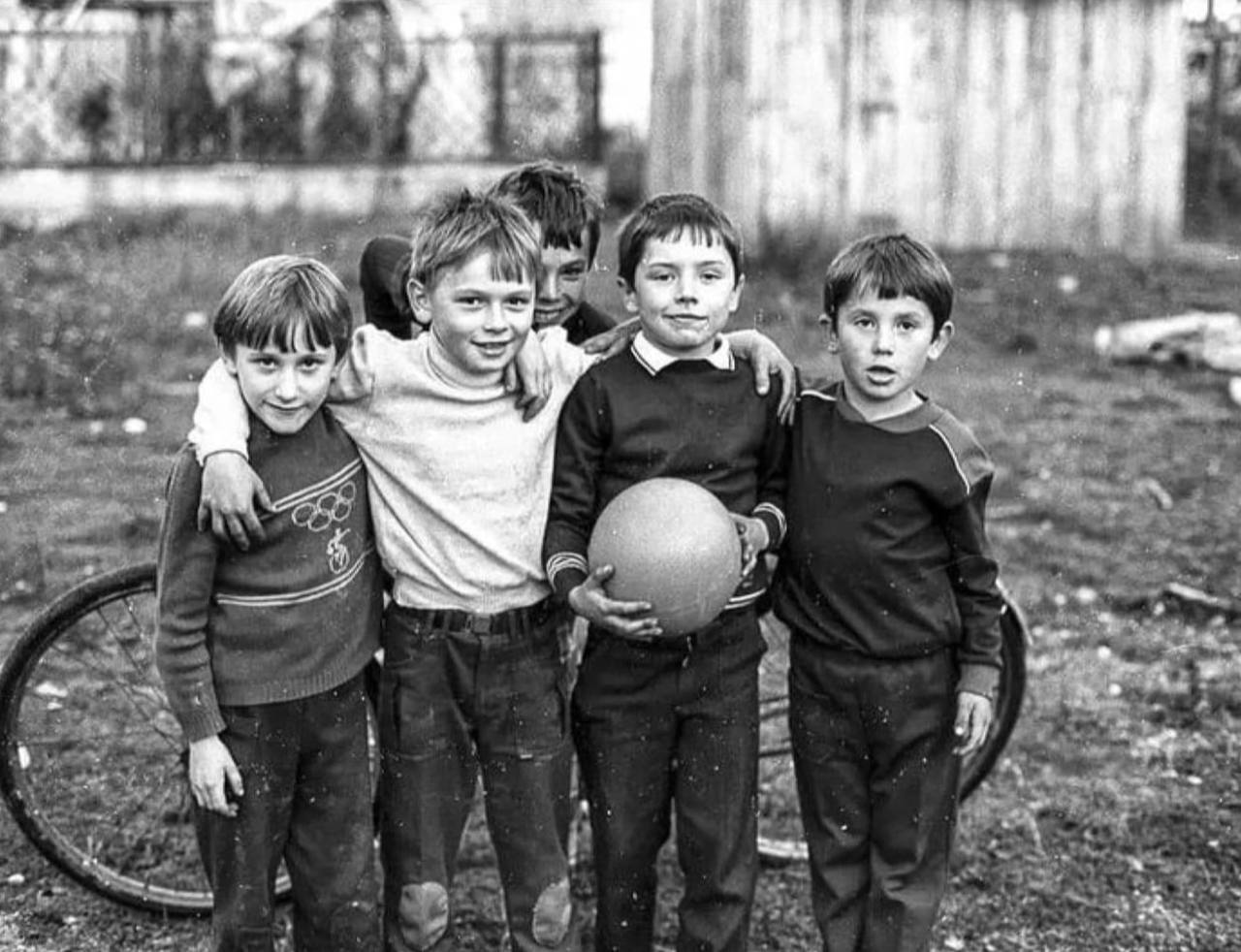 Детство. Советское детство. Советские дети во дворе. Советские мальчишки. Мир друзей без регистрации