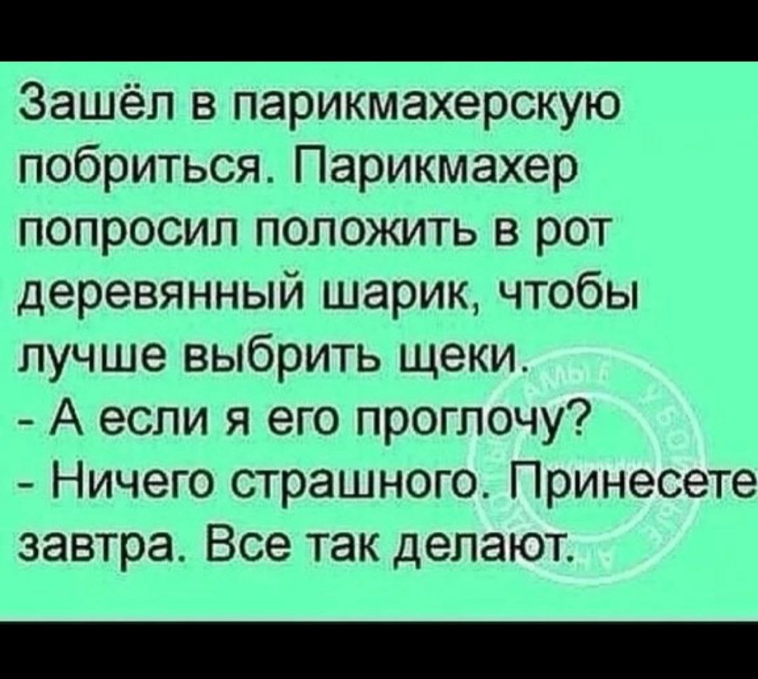 Черный парень думает о безопасности, поэтому надевает презерватив