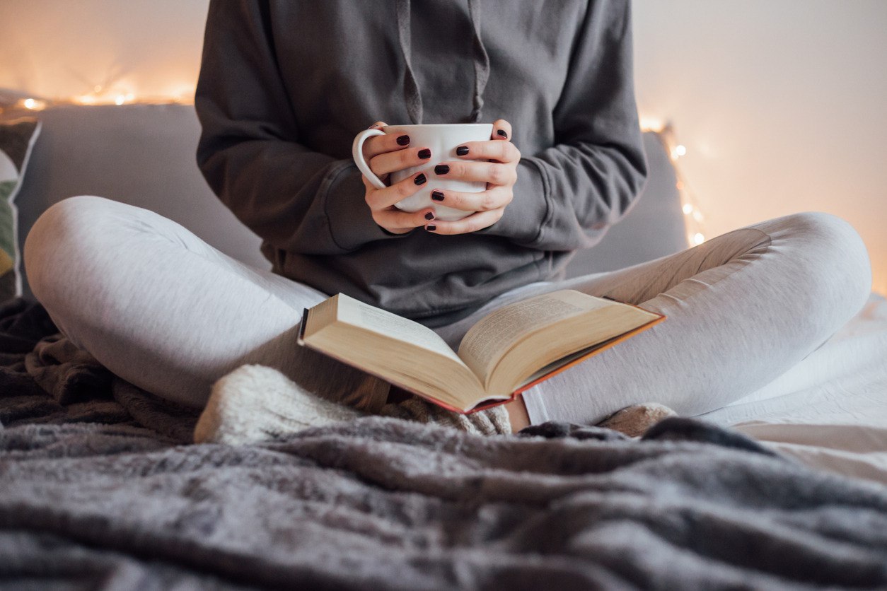 диван вечер с книжкой