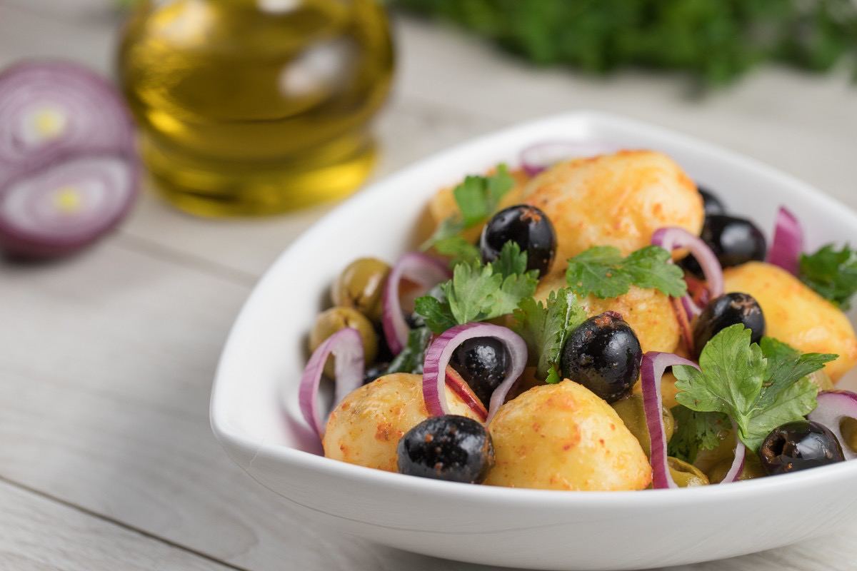 Салаты с оливками рецепты простые. Салат с оливками. Блюда с маслинами. Картофельный салат с маслинами. Блюдо для оливок и маслин.