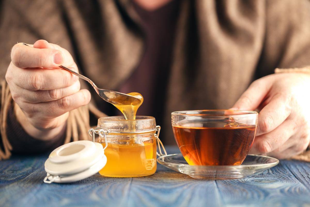 Пьют ли горячий чай при температуре. Чай с медом. Горячий чай с медом. Мед с чаем. Пьет чай с медом.