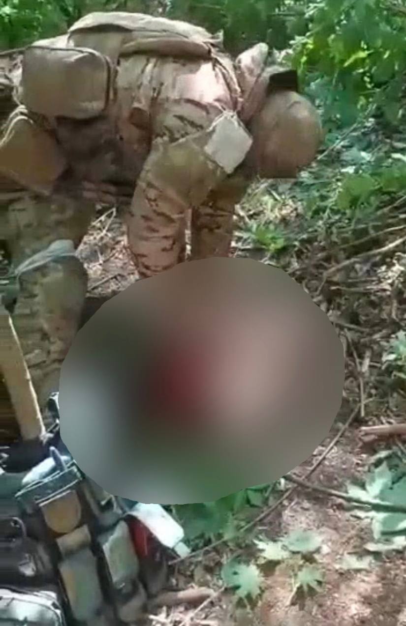 Чёрного наркоторговца две полицейские допрашивают и пытают сексом