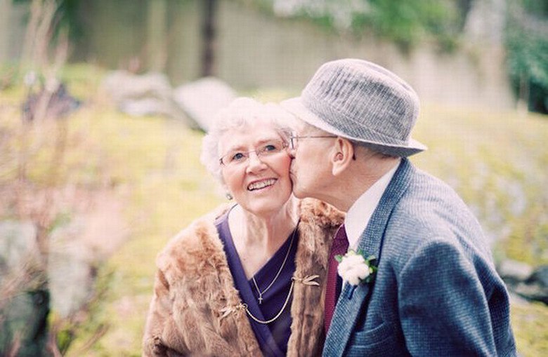 Пар 50 история. Счастливые пожилые пары. Фотосессия пожилой пары. Свадьба в старости. Пары долгожители.