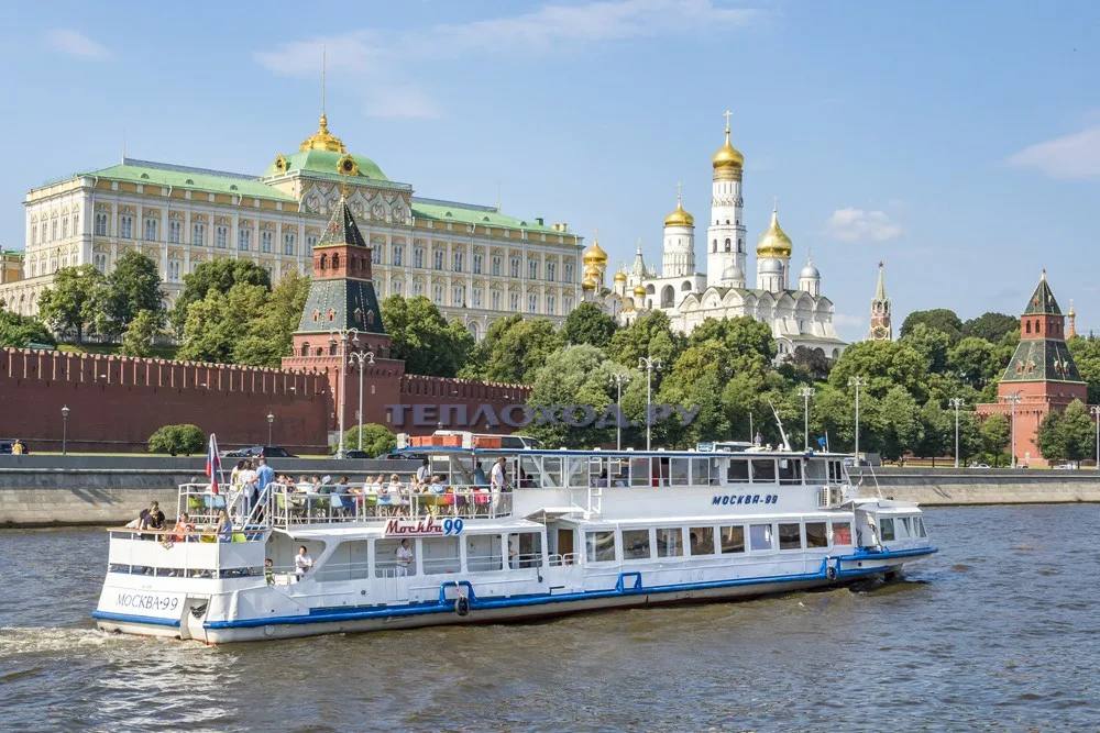 Прогулка по москве реке на теплоходе зарядье. Прогулка на теплоходе по Москве. Прогулка по Москве-реке на теплоходе. Теплоход Москва. Теплоход от Зарядья.