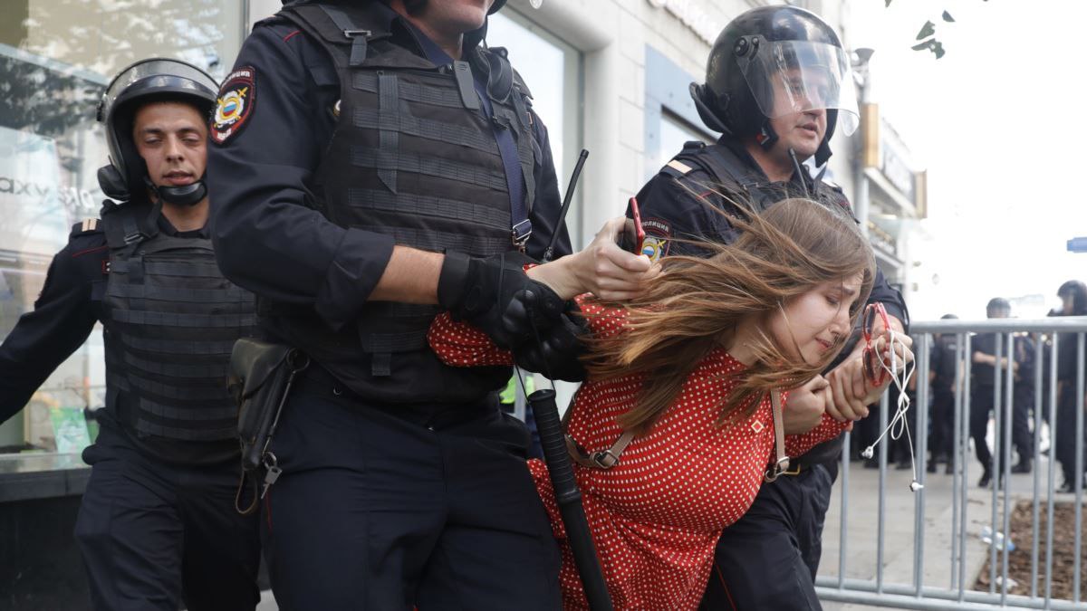 Полиция избила человека. Девушка на митинге. Девушки полицейские на митинге.