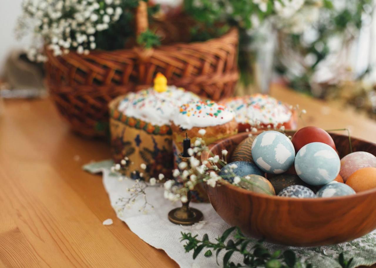 Пасха Вечная жизнь. Easter Table with Eggs and Easter Bread. Пасха в 2022 когда начинается и заканчивается.