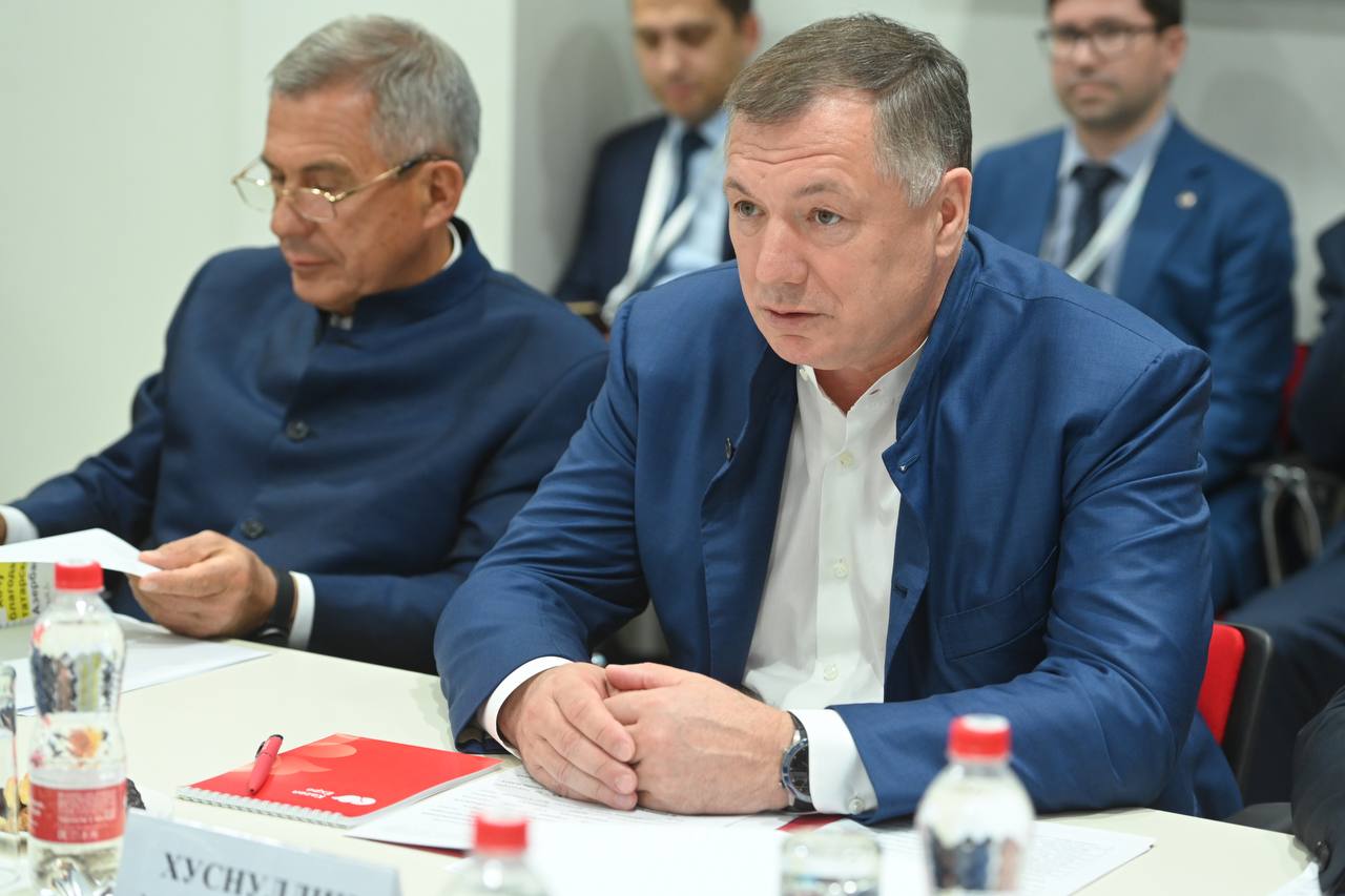 Сегодня продолжил переговоры с нашими зарубежными коллегами  Вместе с Раисом Республики Татарстан Рустамом Миннихановым провели встречу с Заместителем Премьер-министра Азербайджанской Республики Шахин