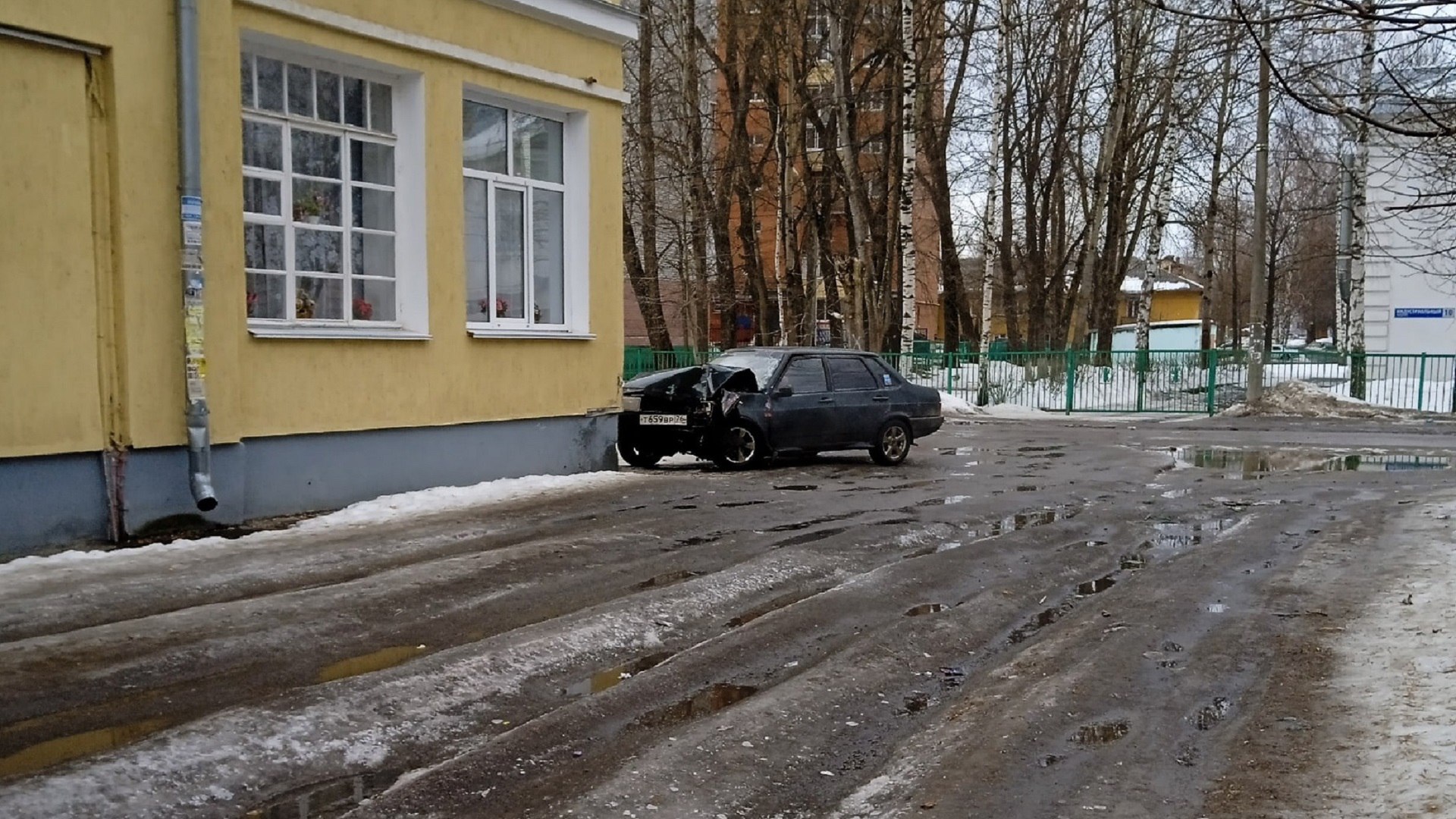 Новости ярославля про город. Улица возле школы. Около школы. 26 Училище Ярославль. Машина врезалась в стену.