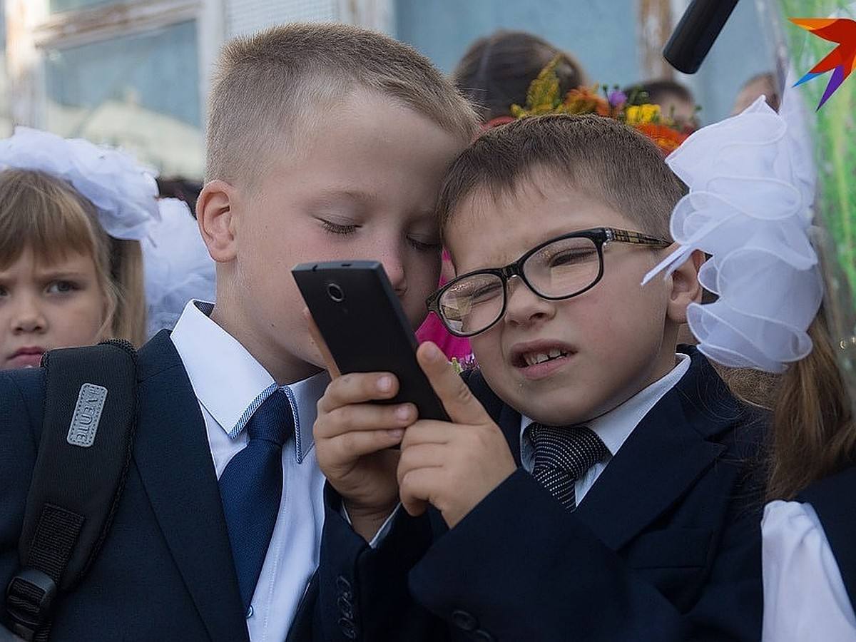 Дети с мобильниками в школе