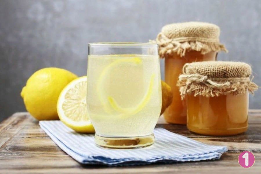 Мед без воды. Вода с лимоном и медом. Медовый лимонад. Лимонный сок. Лимонный напиток.
