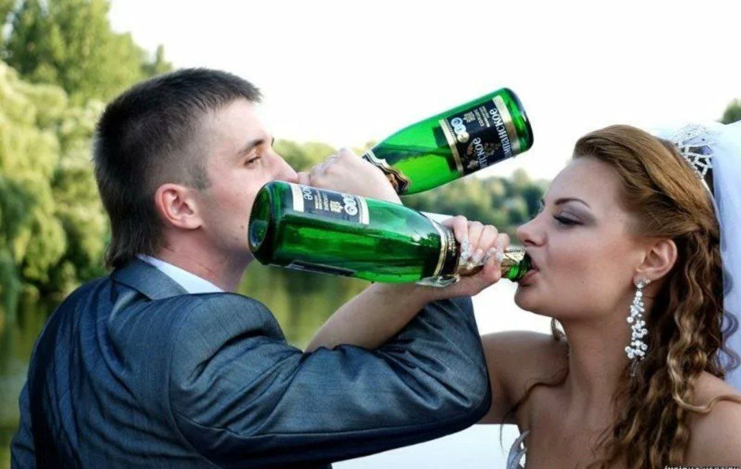 Двое пили зеленый. Шампанское на брудершафт. Выпить на брудершафт. Парень и девушка выпивают. Чокаются бутылками.