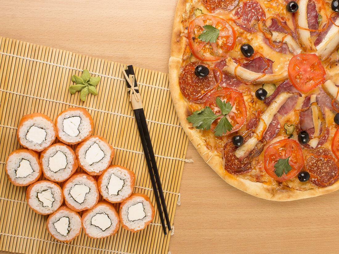 Pizza sushi. Пицца роллы. Пицца роллы блюдо. Кафе суши пицца. Смешные суши и пицца.