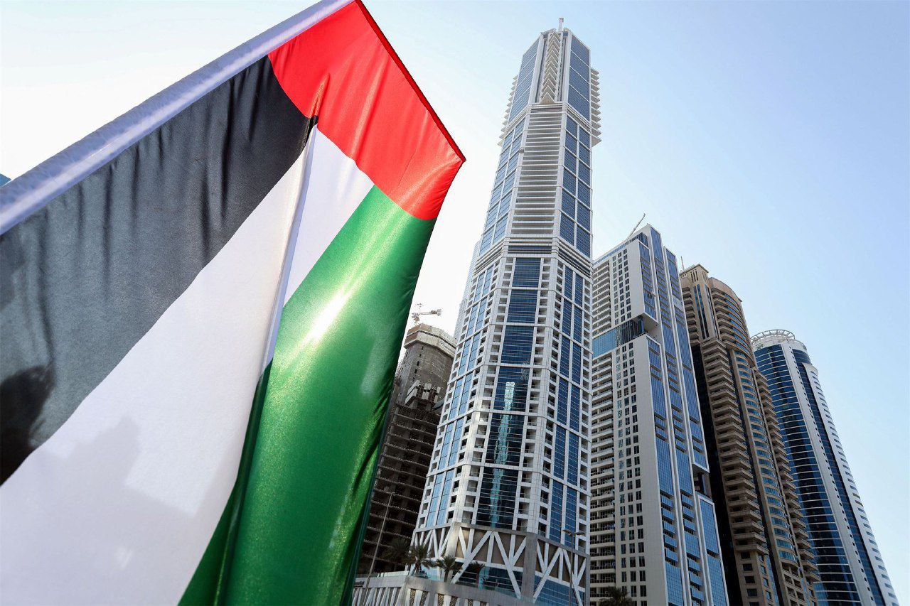 Объединенные арабские на английском. Флаг ОАЭ В Абу-Даби. Флаг ОАЭ Дубай. Флаг Объединённых арабских Эмиратов. Госстрой ОАЭ.