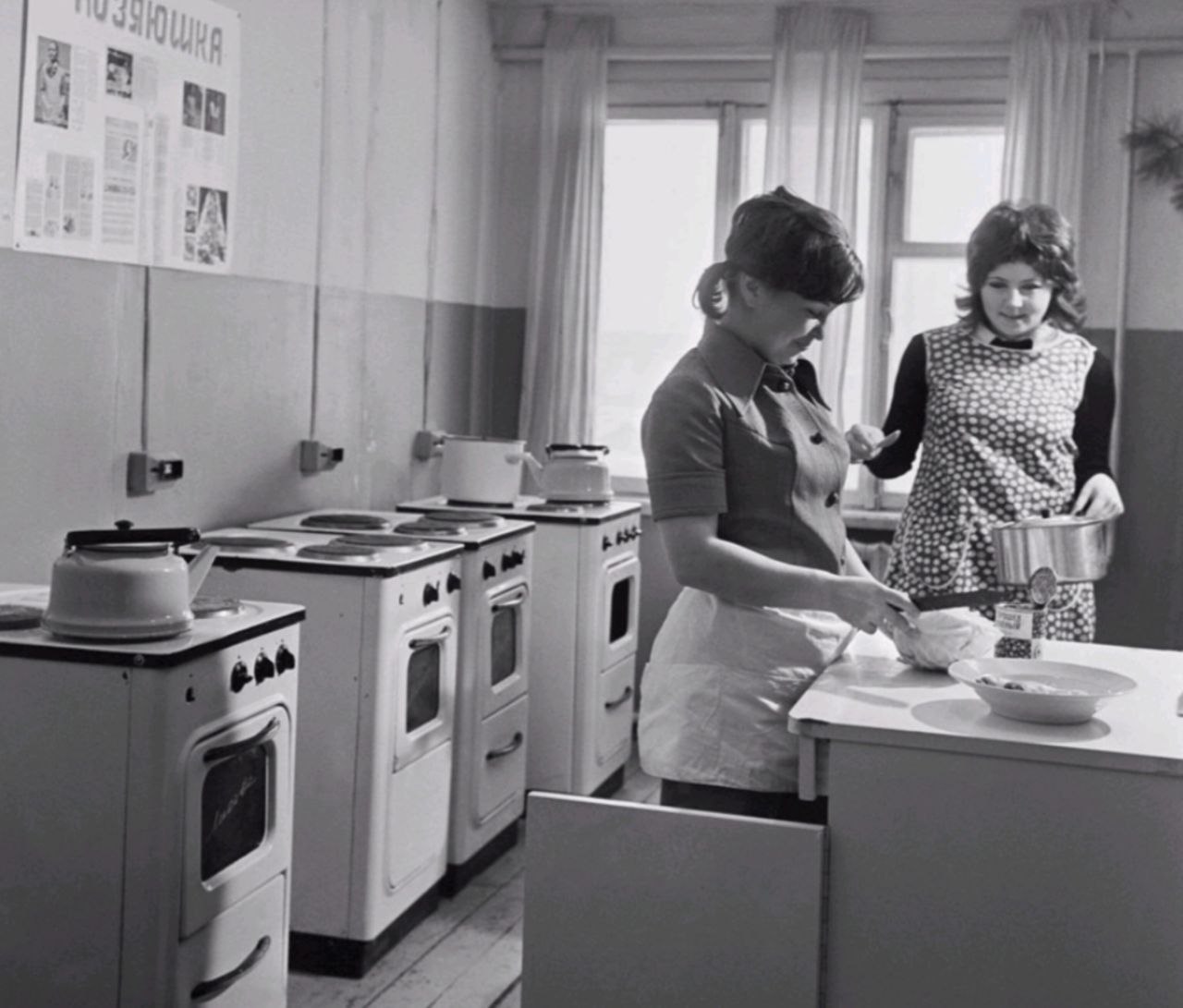 70 года как жили. Советское общежитие СССР. Советская кухня. Советская женщина на кухне. Советское студенческое общежитие.